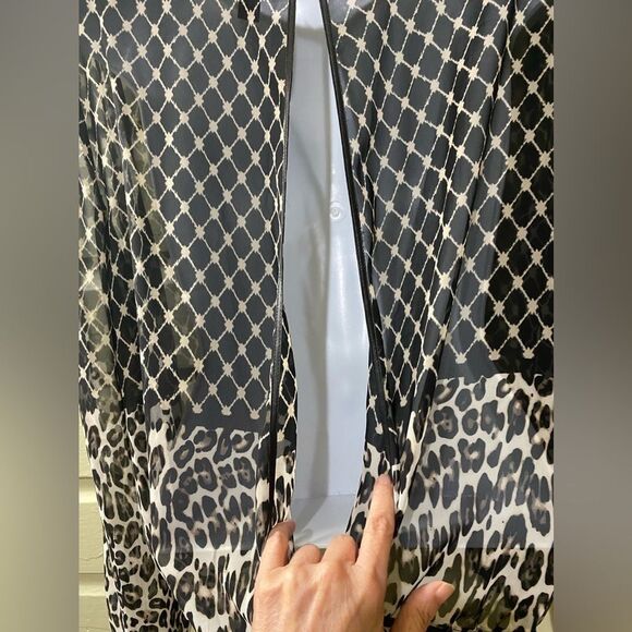 Chico’s SZ 8 Semi Sheer Black Chiffon Animal Print Blouse Open Split Back - Picture 3 of 13